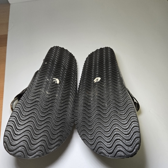 Elegant Black Mules with Gold Chain Accent Size 6 - Picture 9 of 11